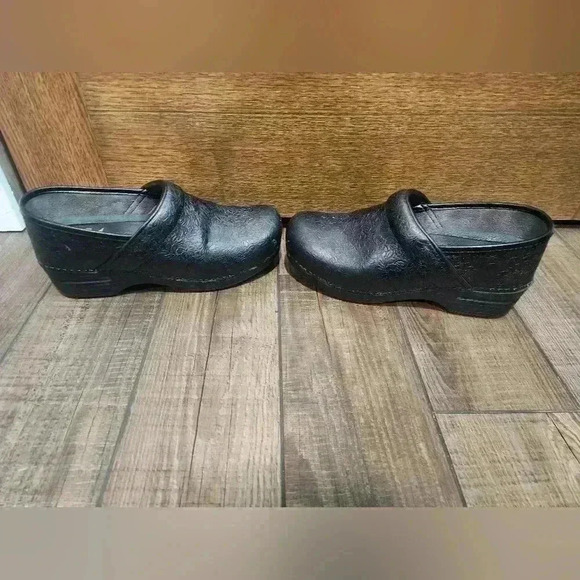 Dansko Professional Black Tooled Floral Clogs Size 38 - Picture 3 of 6